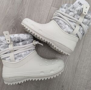 NWT Crocs Neo Puff Luxe Winterized clogs White Fur Line